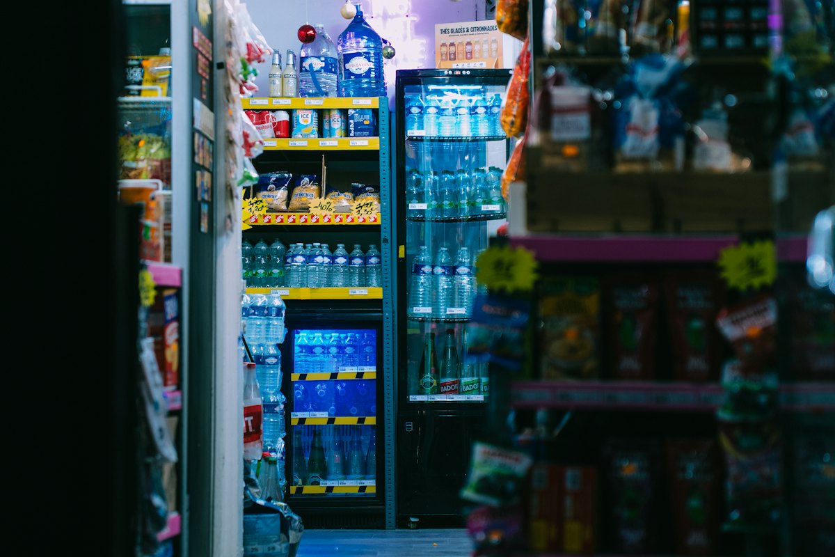Geladeira de bebidas de uma loja de conveniência