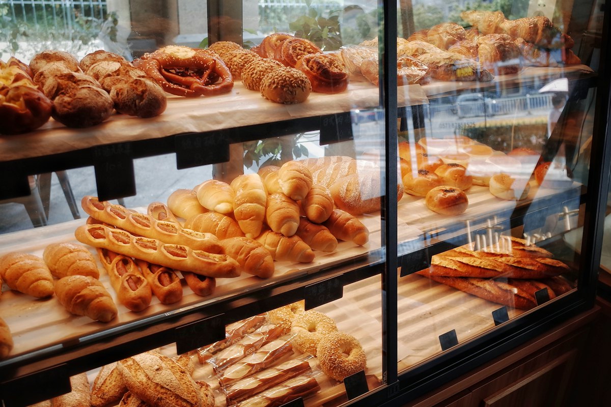 Vitrine de padaria com pães e doces